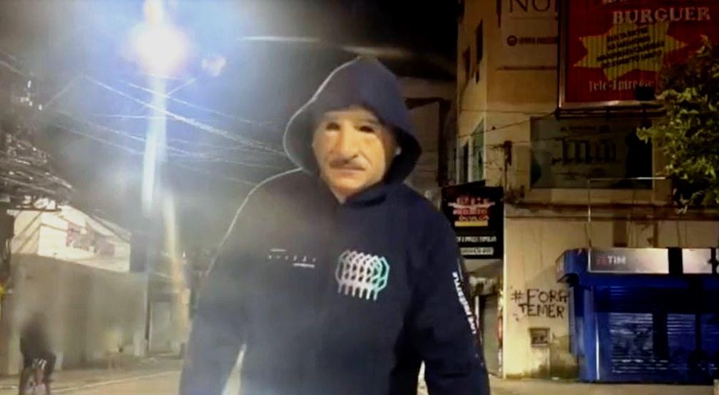 Homem mascarado com faca ameaçando pedestres no ES
