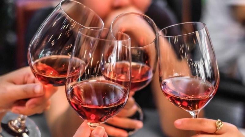 Uma taça de vinho por dia faz bem à saúde? Especialista explica