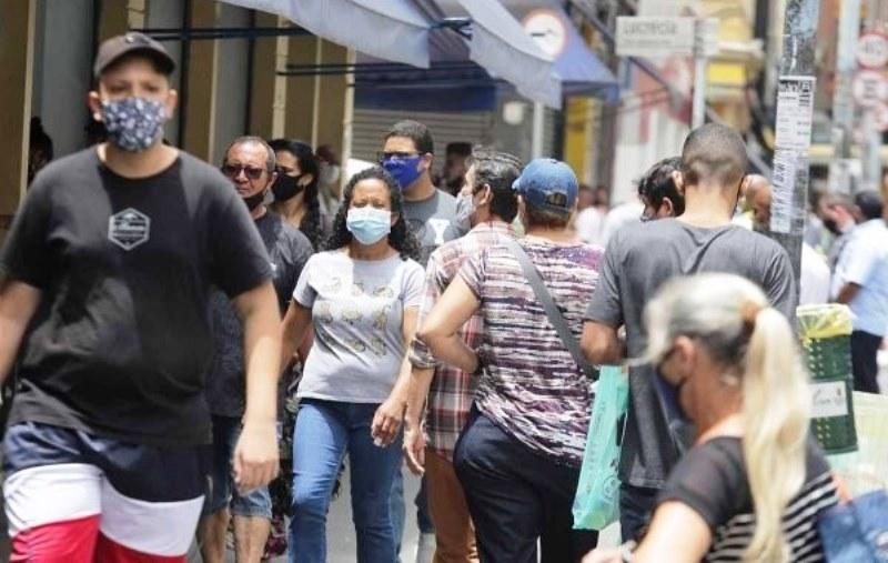 Média móvel de mortes por Covid-19 no Brasil sobe 36% e chega a 196