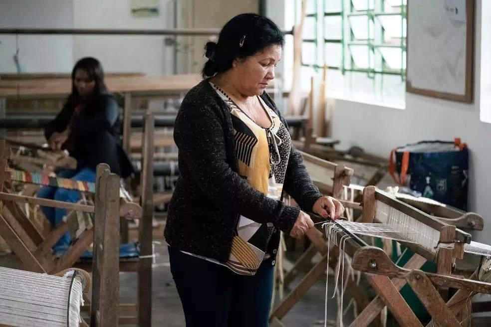 Mulheres transformam fibra da bananeira em bolsa e até lustre no Vale do Ribeira