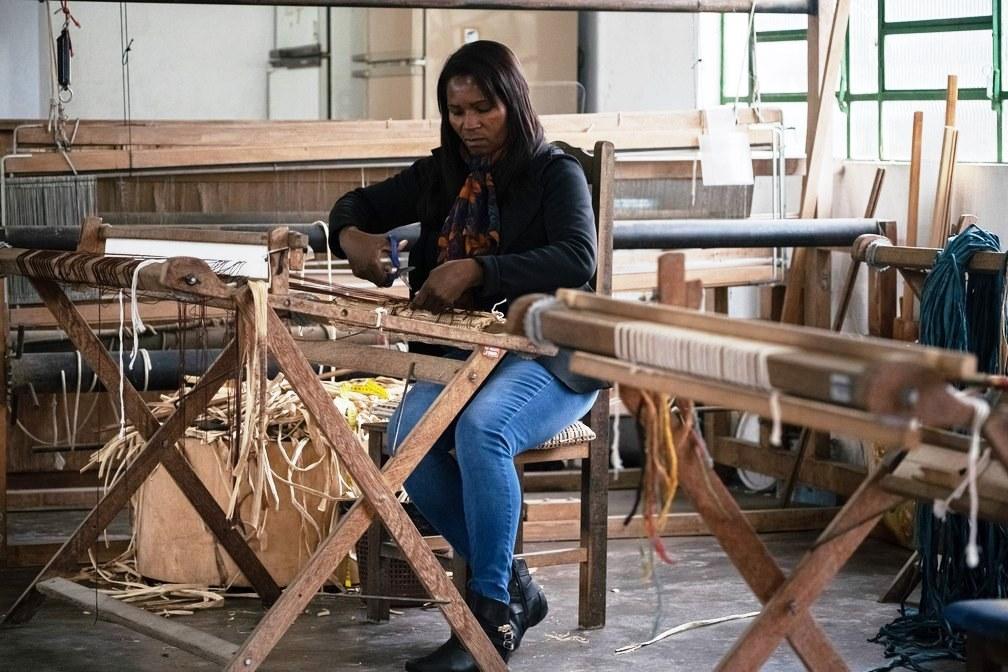 Mulheres transformam fibra da bananeira em bolsa e até lustre no Vale do Ribeira