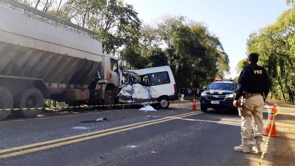 Acidente entre caminhão e uma van da Secretária de Saúde, na BR-386, deixa sete pessoas mortas