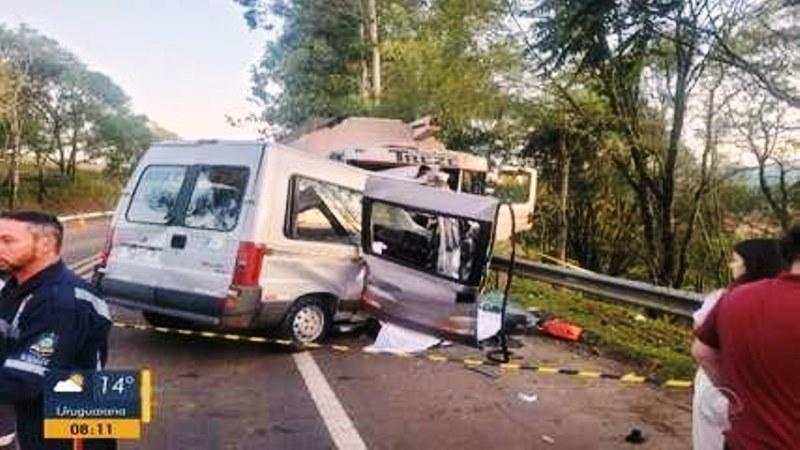 Acidente entre caminhão e uma van da Secretária de Saúde, na BR-386, deixa sete pessoas mortas