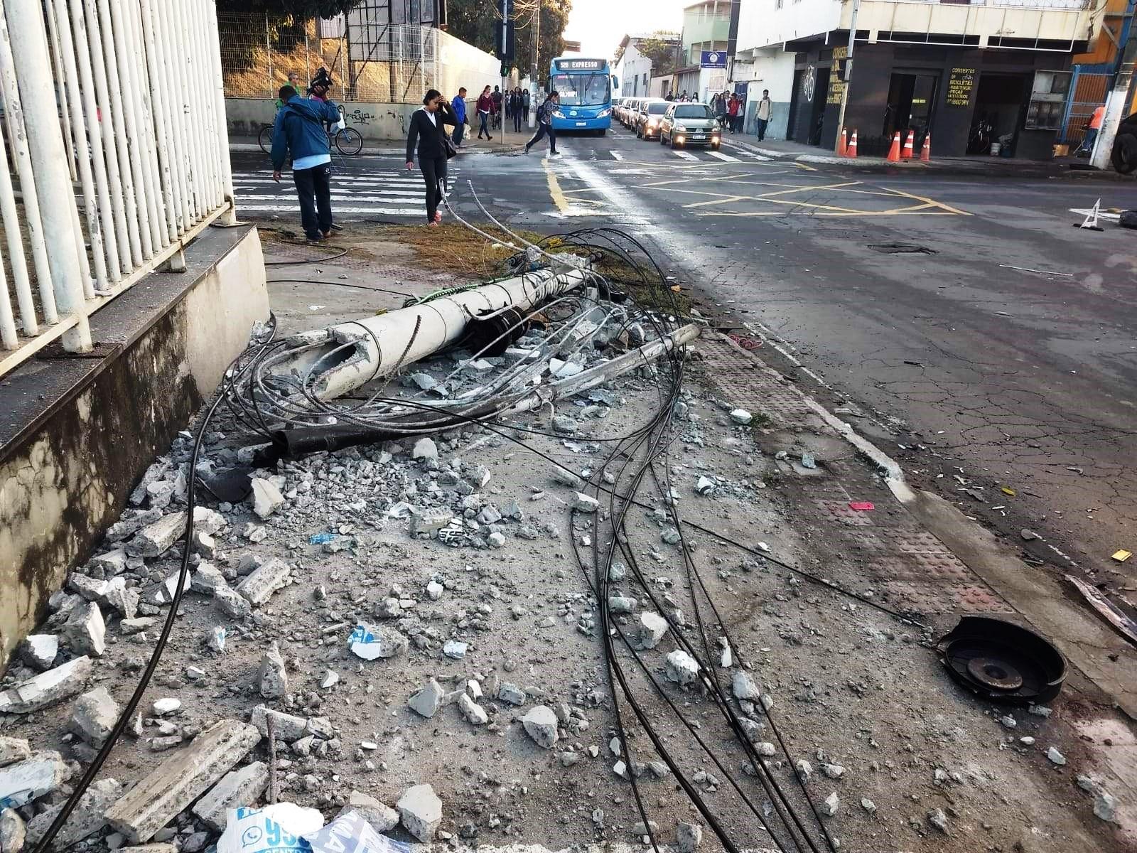 Dois acidentes graves com queda de postes são registrados nessa madrugada na Grande Vitória, ES