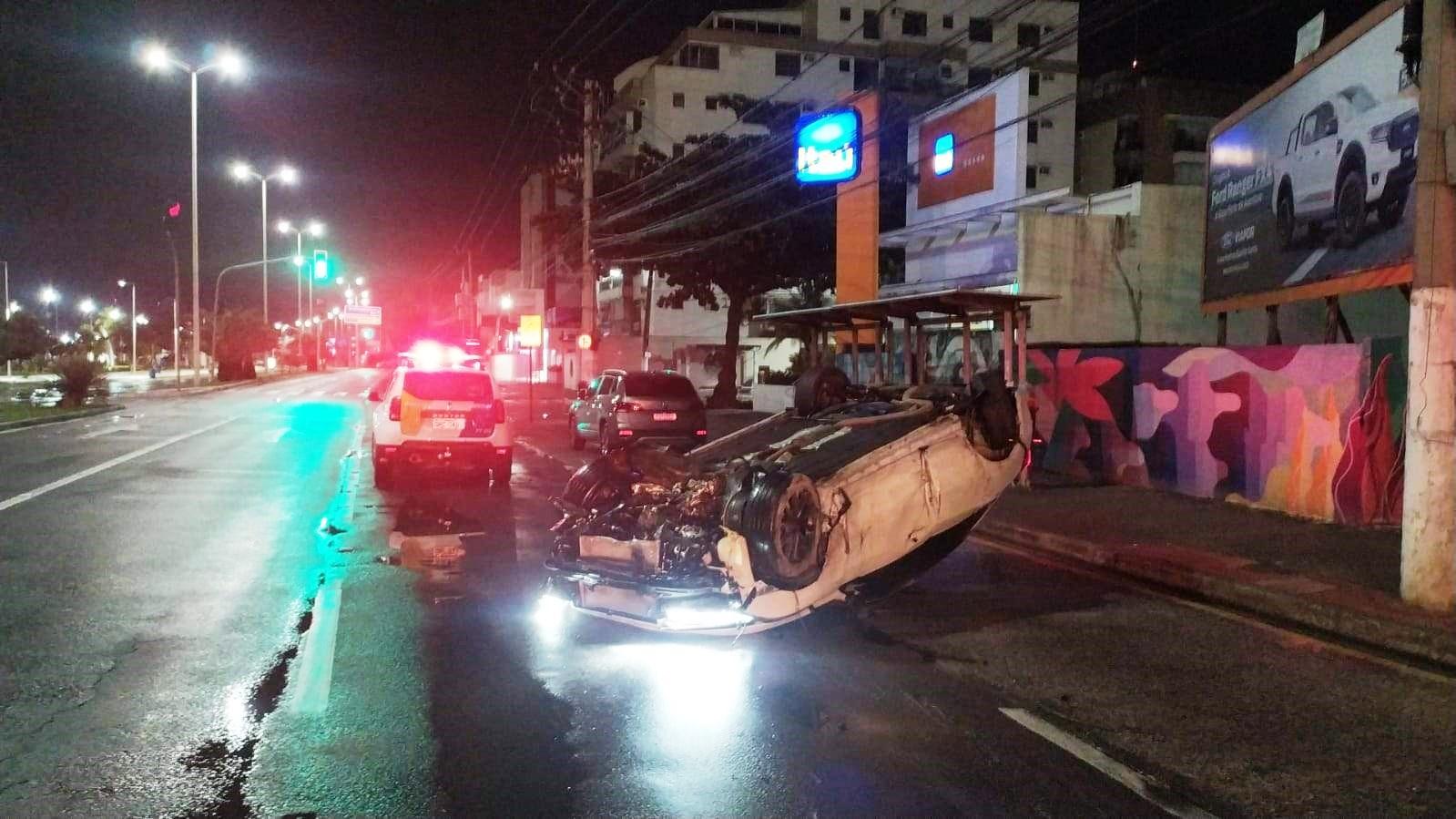 Dois acidentes graves com queda de postes são registrados nessa madrugada na Grande Vitória, ES