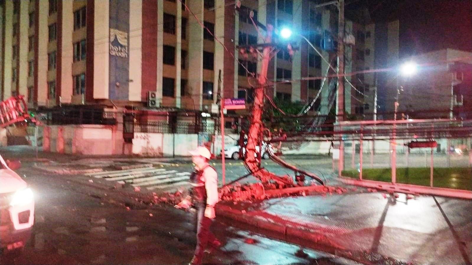 Dois acidentes graves com queda de postes são registrados nessa madrugada na Grande Vitória, ES