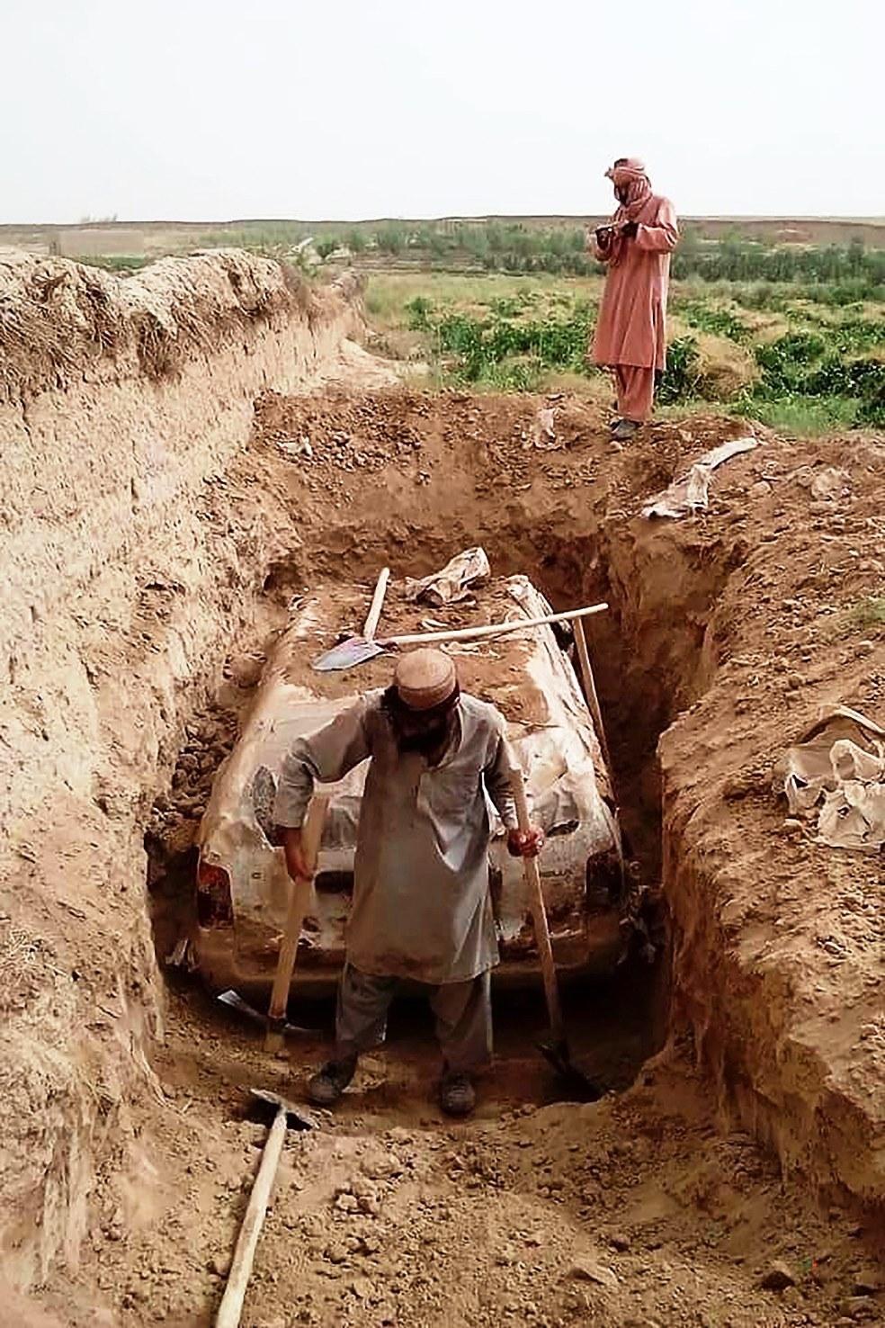 Carro utilizado por líder do Talibã em fuga após ataques em setembro de 2001 é desenterrado no Afeganistão