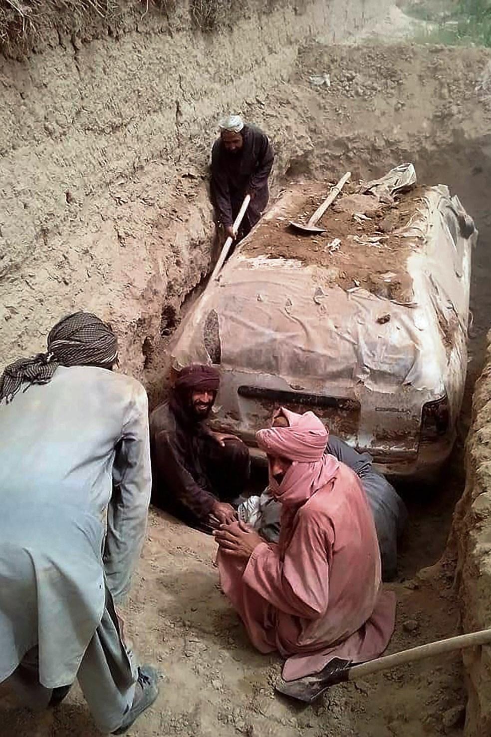 Carro utilizado por líder do Talibã em fuga após ataques em setembro de 2001 é desenterrado no Afeganistão