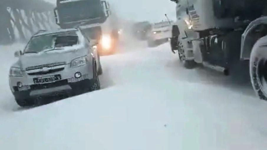 Tempestade de neve deixa motoristas 'presos' na Cordilheira dos Andes