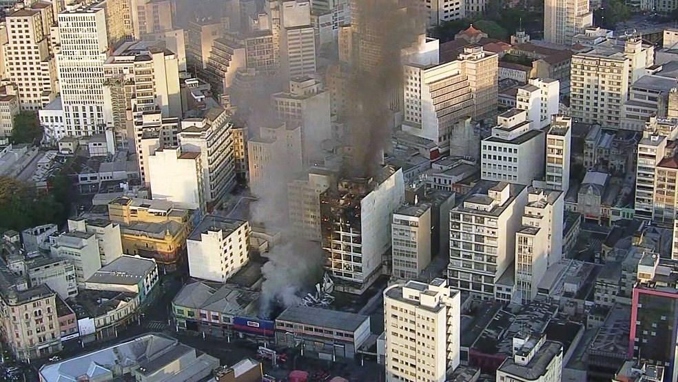Incêndio atinge prédios comerciais na região da 25 de Março; há risco de desabamento
