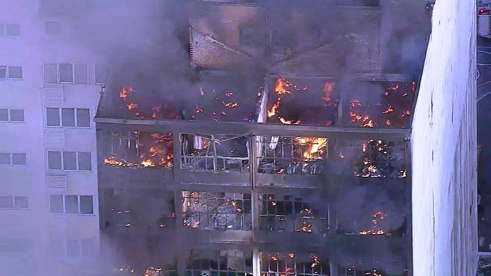 Incêndio atinge prédios comerciais na região da 25 de Março; há risco de desabamento
