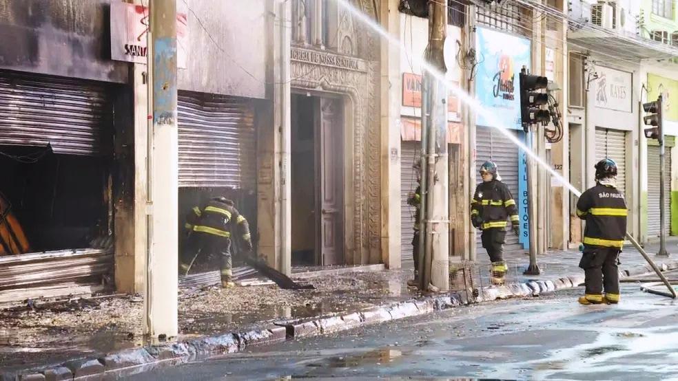 Incêndio atinge prédios comerciais na região da 25 de Março; há risco de desabamento