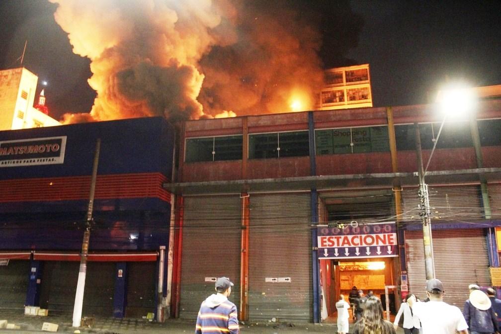 Incêndio atinge prédios comerciais na região da 25 de Março; há risco de desabamento