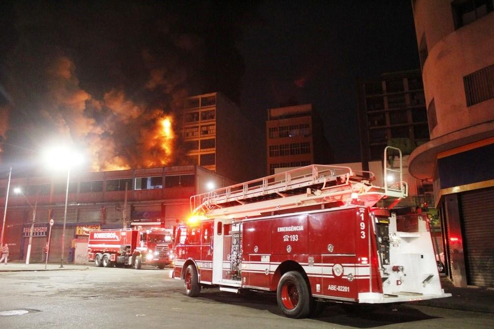 Incêndio atinge prédios comerciais na região da 25 de Março; há risco de desabamento