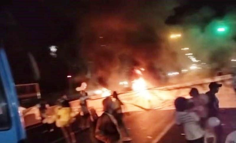 Manifestantes colocam fogo em pneus e fecham BR-262, em Viana, ES