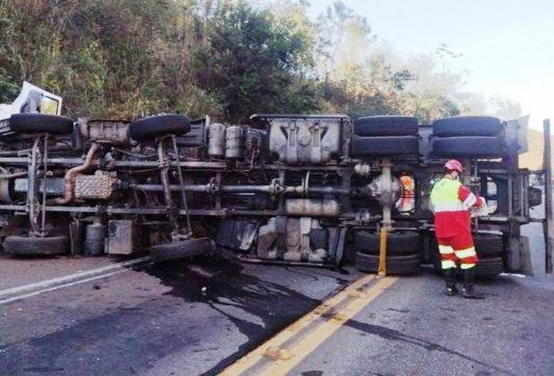 Carreta tomba e deixa três pessoas feridas na BR 101, em Rio Novo do Sul, ES