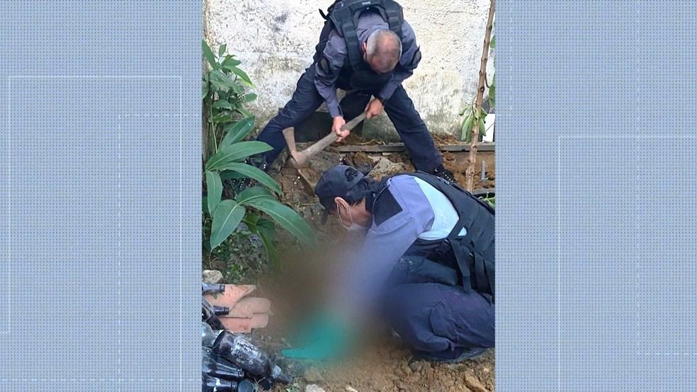 Corpo de mulher é encontrado esquartejado e enterrado no quintal de casa; marido foi preso