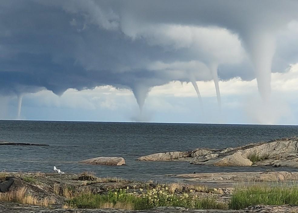 Fenômeno raro: sete trombas d'água simultâneas surgem sobre o mar na Finlândia