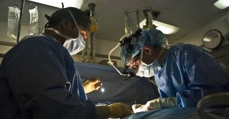 Paciente fica cego após médicos removerem o olho errado durante cirurgia