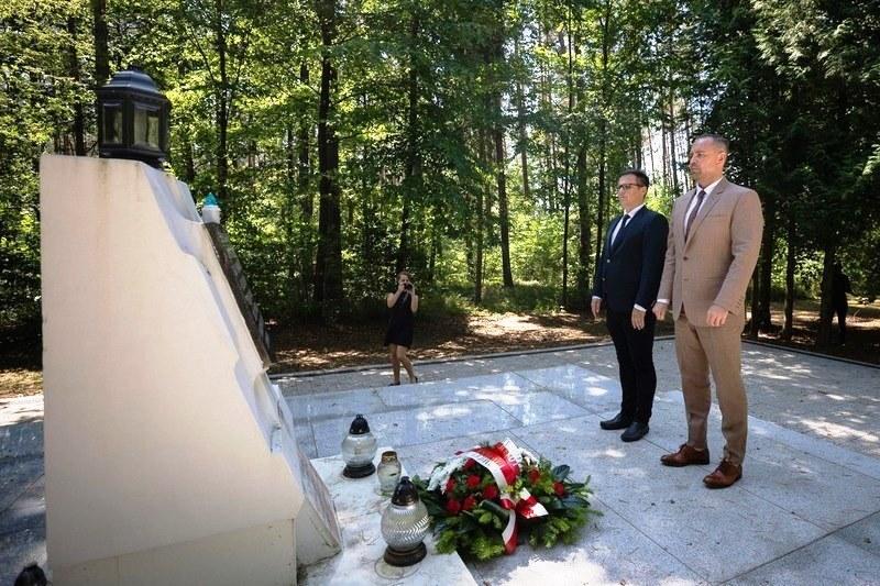 Cova com cinzas de 8 mil pessoas é encontrada perto de campo de concentração