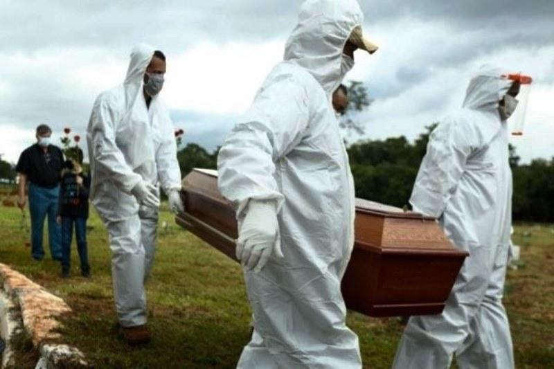 Média móvel de mortes no Brasil chega a 250, maior número em três meses