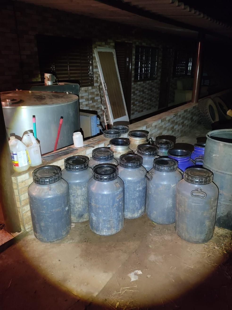 Polícia prende grupo que adulterava leite com soda cáustica