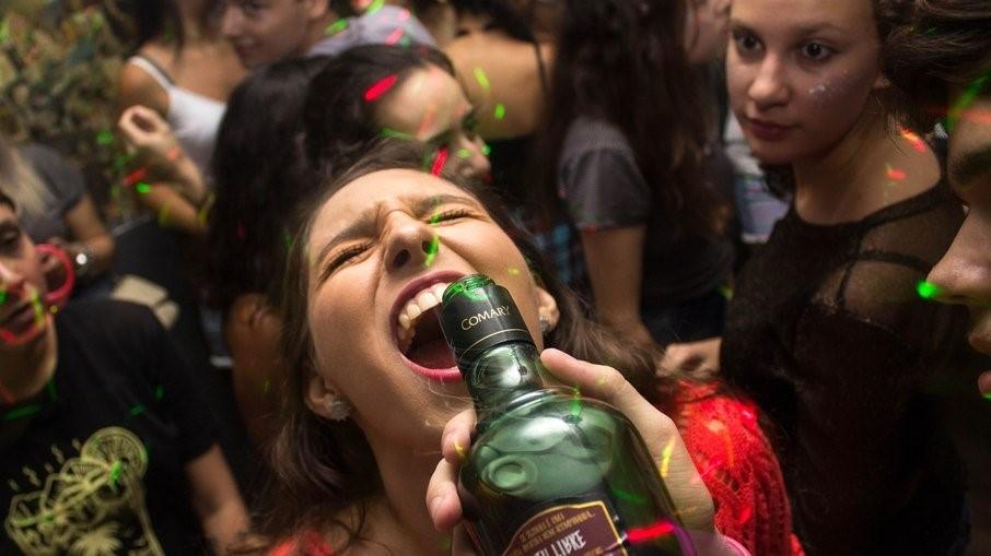 Álcool não é saudável para pessoas com menos de 40 anos, diz estudo