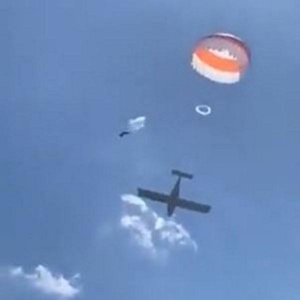 Avião de pequeno porte cai de paraquedas na Bélgica