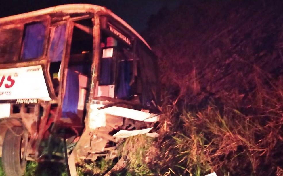 Motorista do ES morre após ônibus de turismo bater em barranco no extremo sul da BA