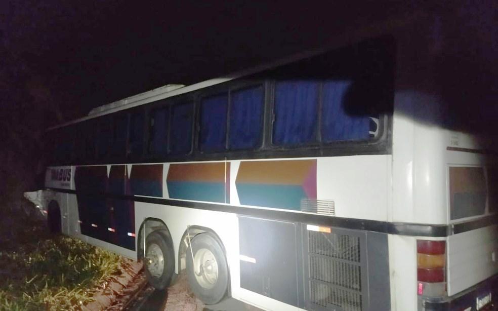 Motorista do ES morre após ônibus de turismo bater em barranco no extremo sul da BA