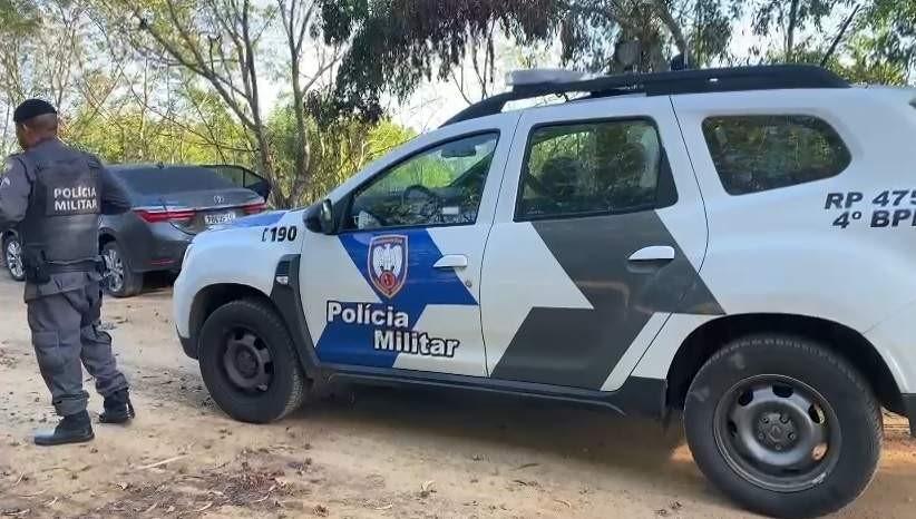 Mulher é encontrada morta com marcas de tiros ao lado de carro de luxo, no ES