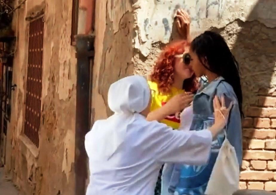 Freira interrompe beijo de atrizes em sessão de fotos e diz que é coisa do diabo