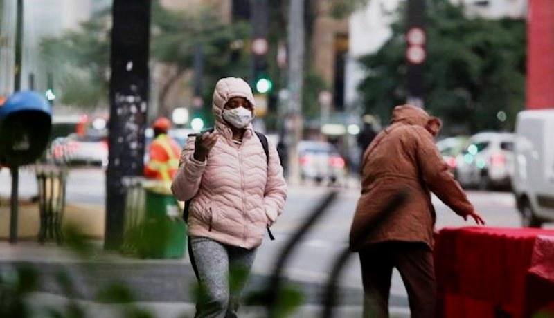 Média móvel de mortes no Brasil está acima de 200 há três semanas