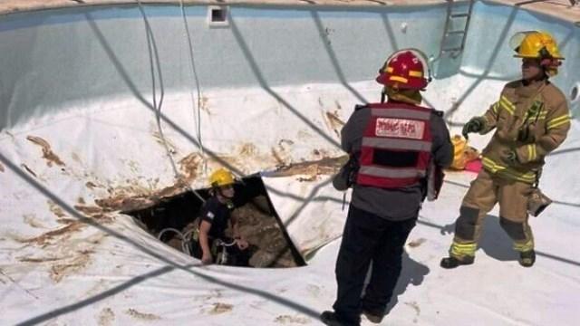 Cratera se abre no fundo de piscina e ‘suga’ duas pessoas; uma morreu