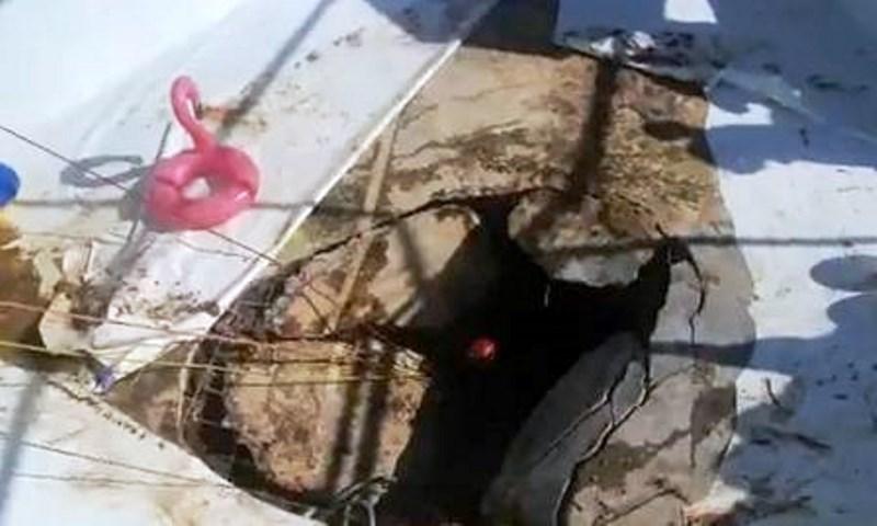 Cratera se abre no fundo de piscina e ‘suga’ duas pessoas; uma morreu