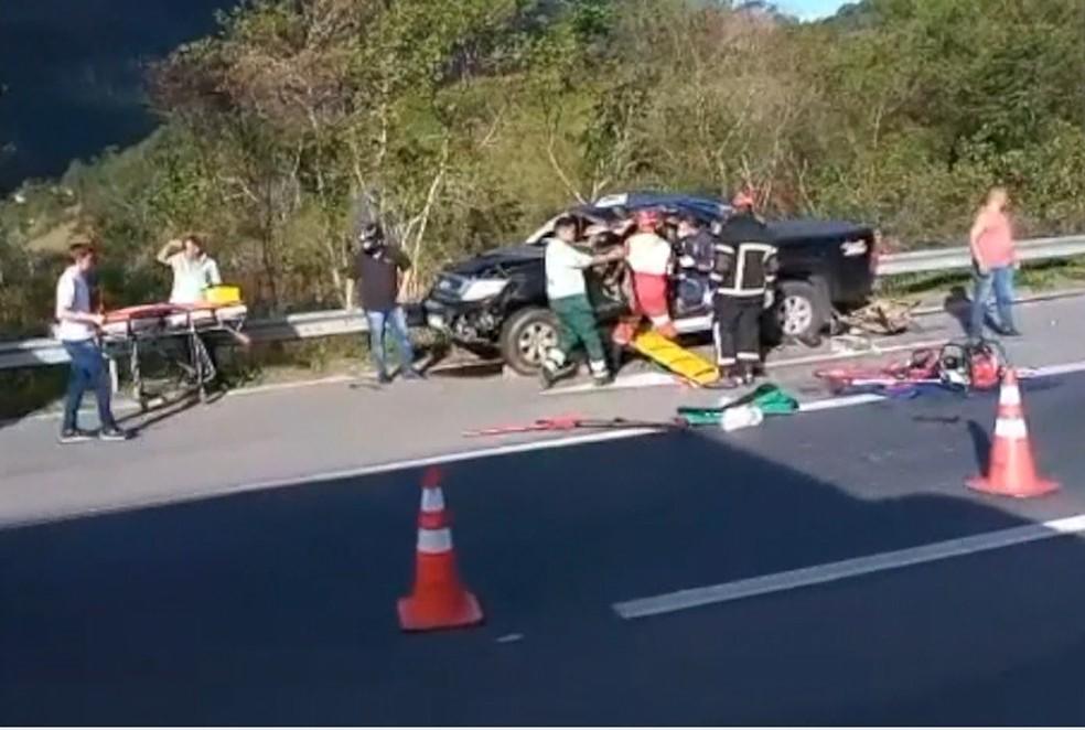 Acidente entre caminhão, caminhonete e moto deixa quatro feridos na BR-101, no ES