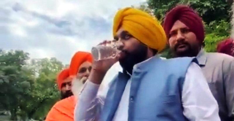 Ministro indiano bebe 'água sagrada' de rio poluído e acaba hospitalizado com infecção