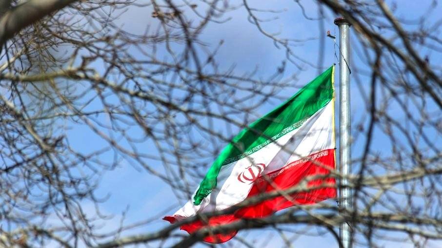 Irã retoma execuções públicas após dois anos e enforca homem em praça pública 