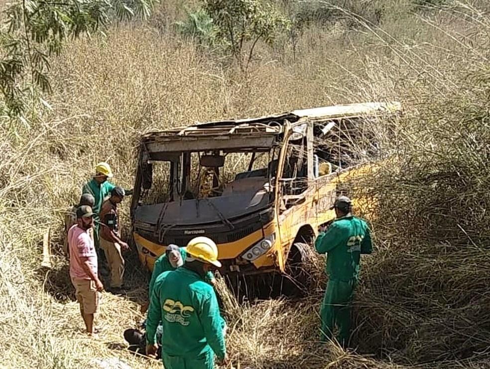 Ônibus escolar com time de futebol cai em ribanceira e deixa 3 morto e mais de 10 feridos