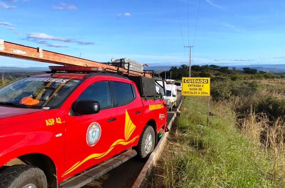 Ônibus escolar com time de futebol cai em ribanceira e deixa 3 morto e mais de 10 feridos