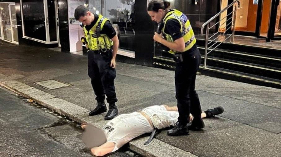 Bêbado erra o hotel e faz protesto bizarro após entrada recusada