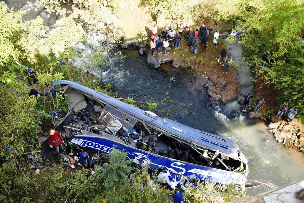 Ônibus despenca de ponte e deixa ao menos 34 mortos