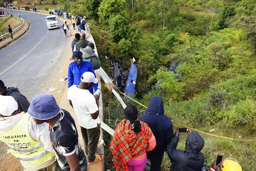 Ônibus despenca de ponte e deixa ao menos 34 mortos