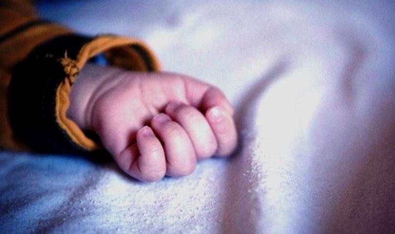 Bebê de um ano e meio morre após ser deixado sozinho por seis dias pela mãe, na Itália