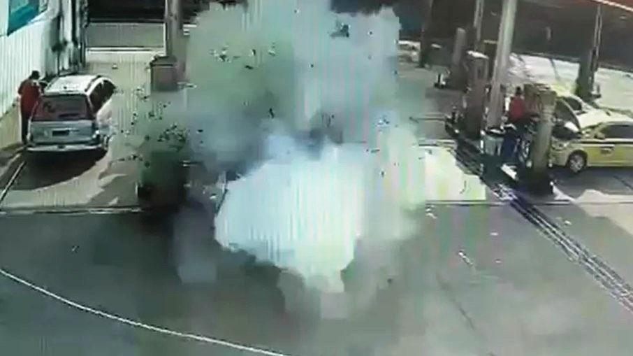 Carro explode enquanto abastecia em posto de combustíveis e deixa 2 feridos