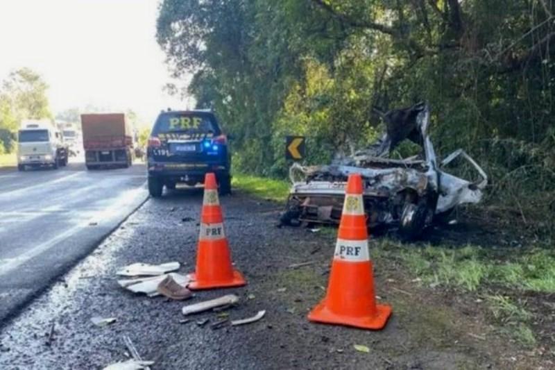 Carro pega fogo após colidir com caminhão na BR-386 e deixa quatro mortos