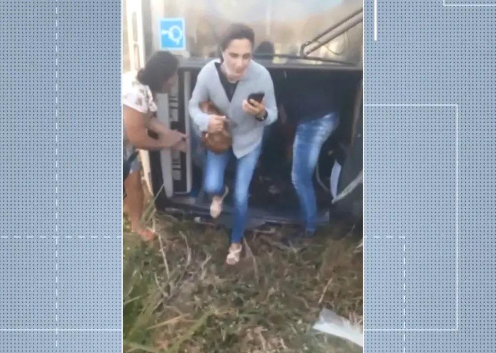 Ônibus capota e passageiros saem pelo para-brisa, em Barra de São Francisco, ES