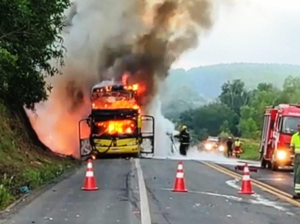 Ônibus de turismo que seguia do RJ para a Bahia pega fogo na BR-101, em Conceição da Barra, ES