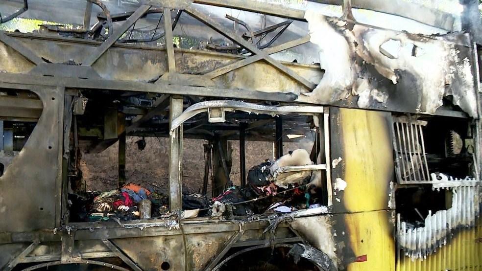 Ônibus de turismo que seguia do RJ para a Bahia pega fogo na BR-101, em Conceição da Barra, ES