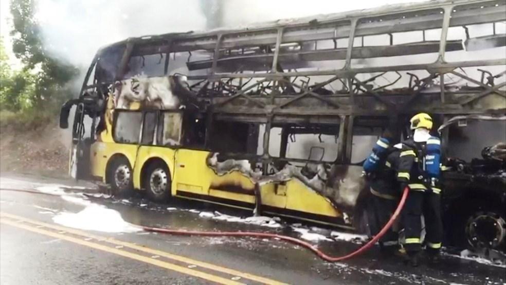 Ônibus de turismo que seguia do RJ para a Bahia pega fogo na BR-101, em Conceição da Barra, ES
